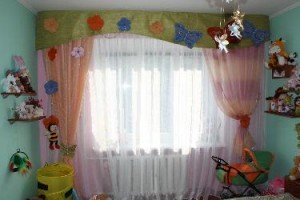 штори в інтер'єрі дитячої кімнати